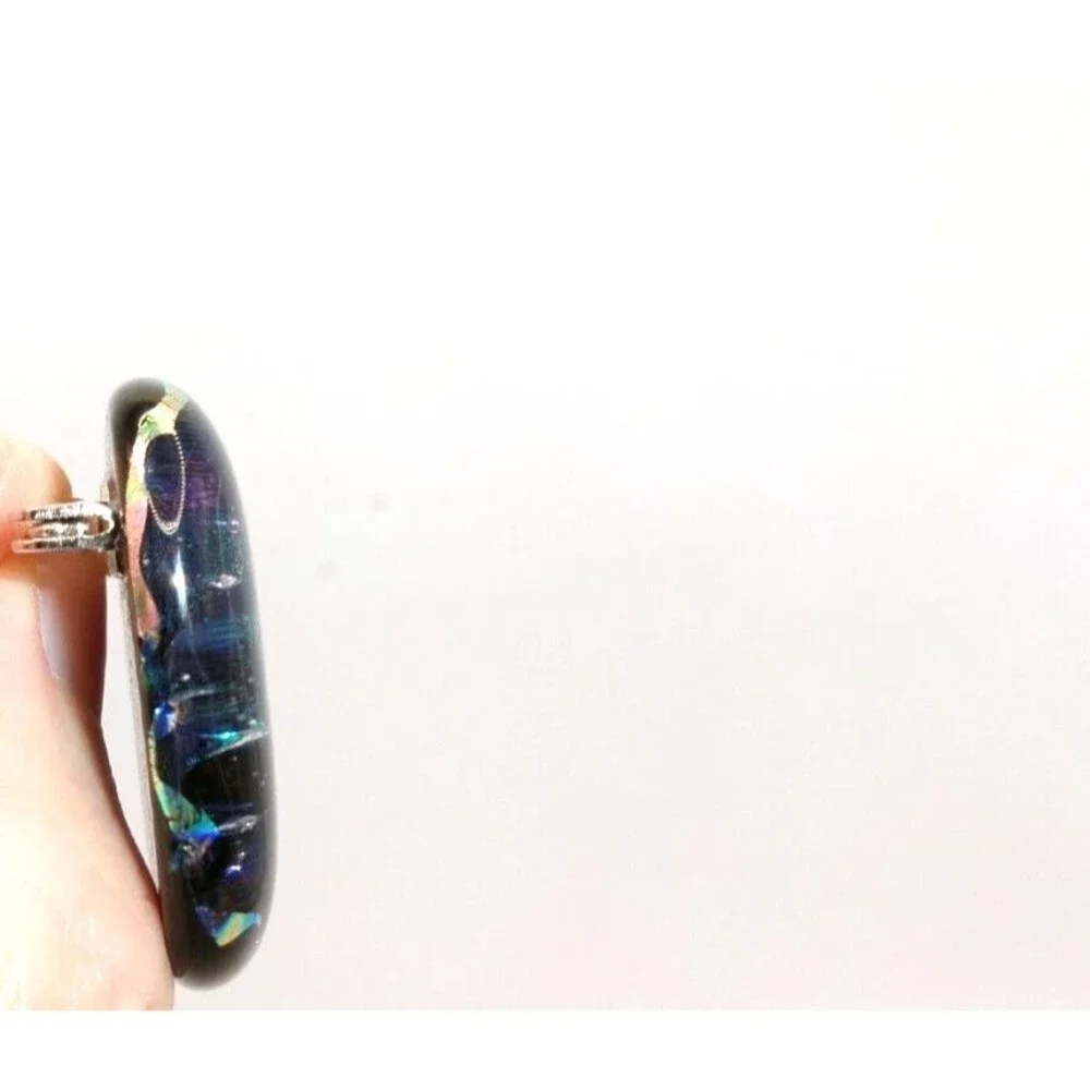 Unbranded dichroic glass